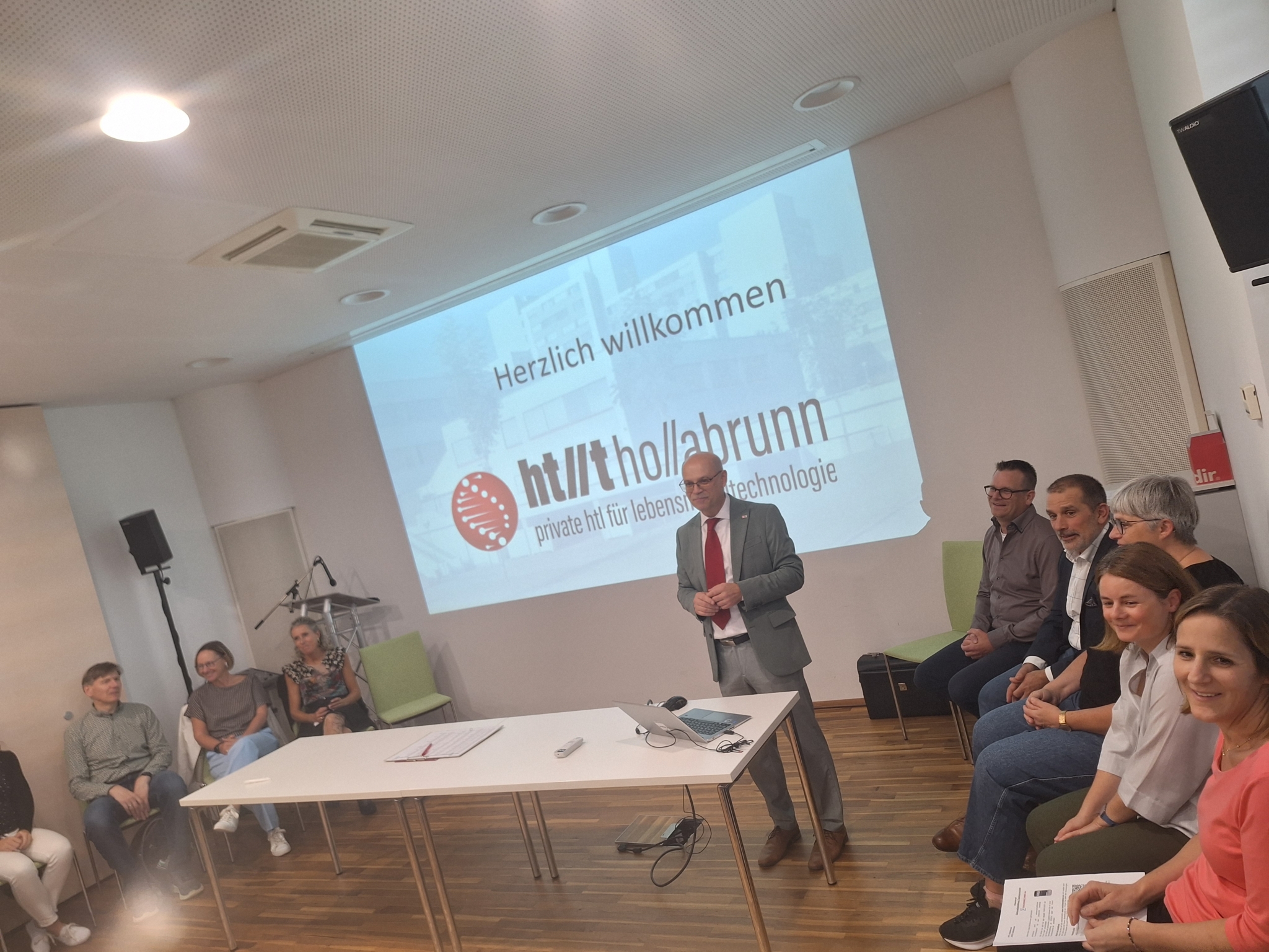 htl/thollabrunn Vortragender mit Publikum in einem Schulungsraum in Niederösterreich