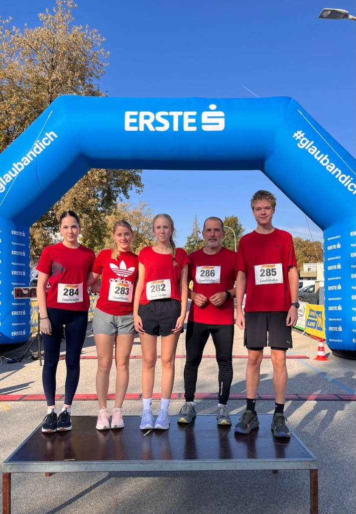 Läufer beim Zieleinlauf unter dem Erste-S-Tor in Lambrechten.